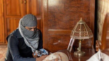 Avance del pr&oacute;ximo cap&iacute;tulo de &lsquo;Tierra Amarga&rsquo;: Vahap coloca un arma en casa de &Ccedil;olak para inculparle de asesinato