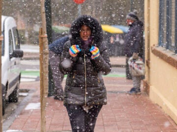 Una mujer camina bajo la nieve en Teruel
