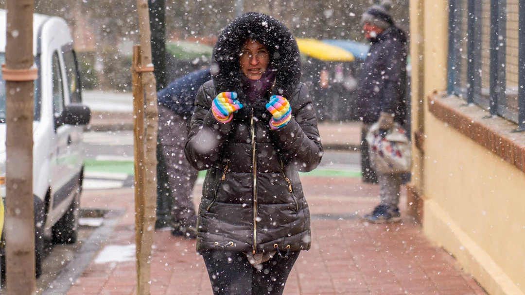 Una mujer camina bajo la nieve en Teruel