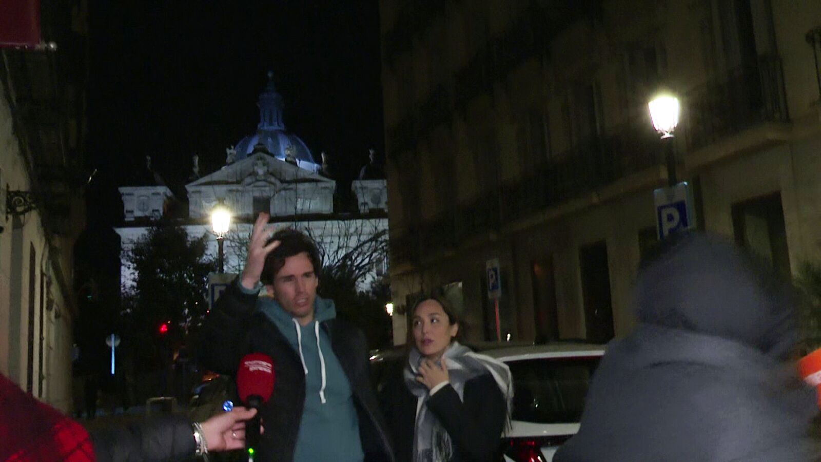 El gesto de desprecio de Íñigo Onieva con la prensa a su salida de misa con Tamara Falcó: 