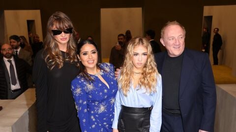 Salma Hayek con su hija Valentina, su marido François-Henri Pinault y la hija de su esposo Mathilde Pinault