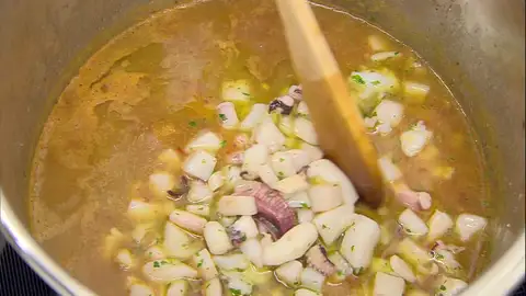 Agrégalos a la olla y mezcla bien. Agrégalos a la olla y mezcla bien.