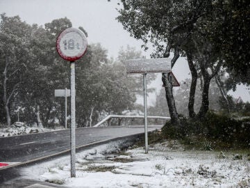 Vista de un carretera de la región mallorquina de Valldemossa cubierta por la nieve caída