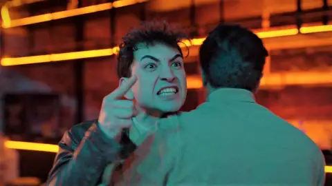 En el último capítulo de ‘Hermanos’: Tolga pierde la cabeza e intenta… ¡Acabar con la vida de los Eren! En el último capítulo de ‘Hermanos’: Tolga pierde la cabeza e intenta… ¡Acabar con la vida de los Eren!