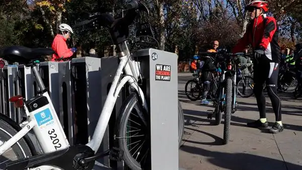 Imagen de archivo de una estación de bicicletas públicas en Madrid Imagen de archivo de una estación de bicicletas públicas en Madrid