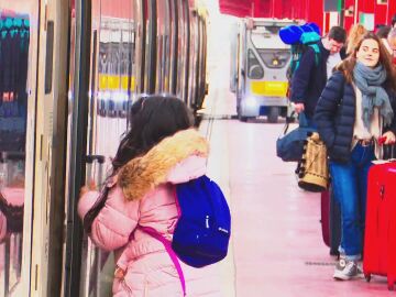 Prohíben el acceso a un tren a una mujer que viajaba sola con sus cuatro hijos: ¿Es discriminatoria esta política?