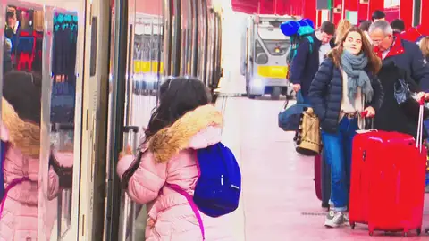Prohíben el acceso a un tren a una mujer que viajaba sola con sus cuatro hijos: ¿Es discriminatoria esta política? Prohíben el acceso a un tren a una mujer que viajaba sola con sus cuatro hijos: ¿Es discriminatoria esta política?