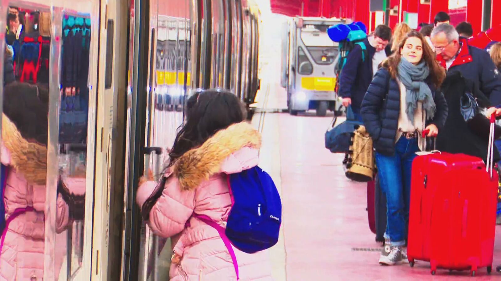 Prohíben el acceso a un tren a una mujer que viajaba sola con sus cuatro hijos: ¿Es discriminatoria esta política?
