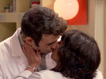 Hugo y Rocío se dejan llevar y se besan apasionadamente en la farmacia