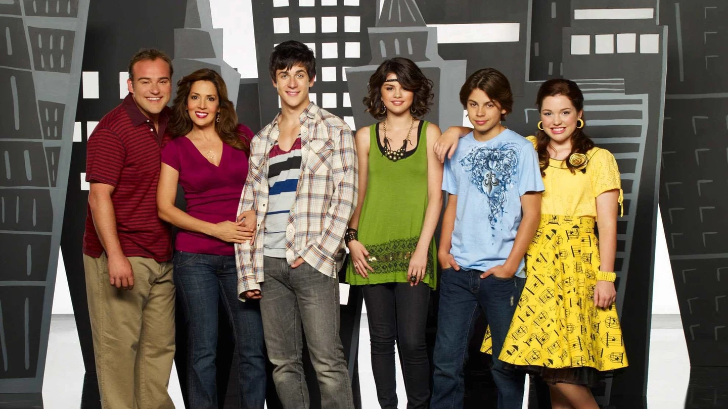 David Henrie, Jake T. Austin, Selena Gomez, David DeLuise, Jennifer Stone y Maria Canals-Barrera en los 'Magos de Waverly Place' David Henrie, Jake T. Austin, Selena Gomez, David DeLuise, Jennifer Stone y Maria Canals-Barrera en los 'Magos de Waverly Place'