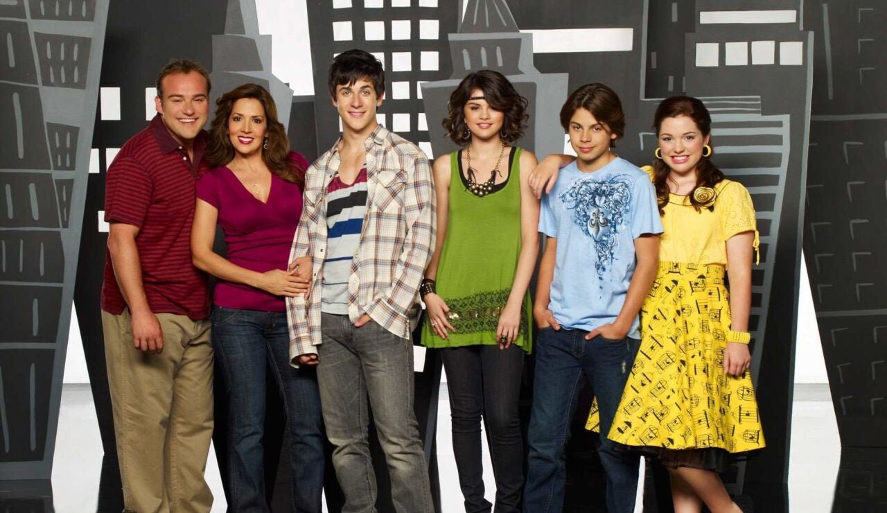 David Henrie, Jake T. Austin, Selena Gomez, David DeLuise, Jennifer Stone y Maria Canals-Barrera en los 'Magos de Waverly Place'