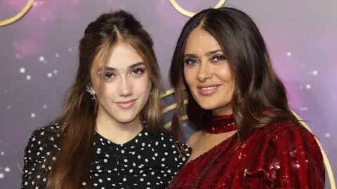 Salma Hayek y su hija Valentina en la premiere de 'Eternals' Salma Hayek y su hija Valentina en la premiere de 'Eternals'