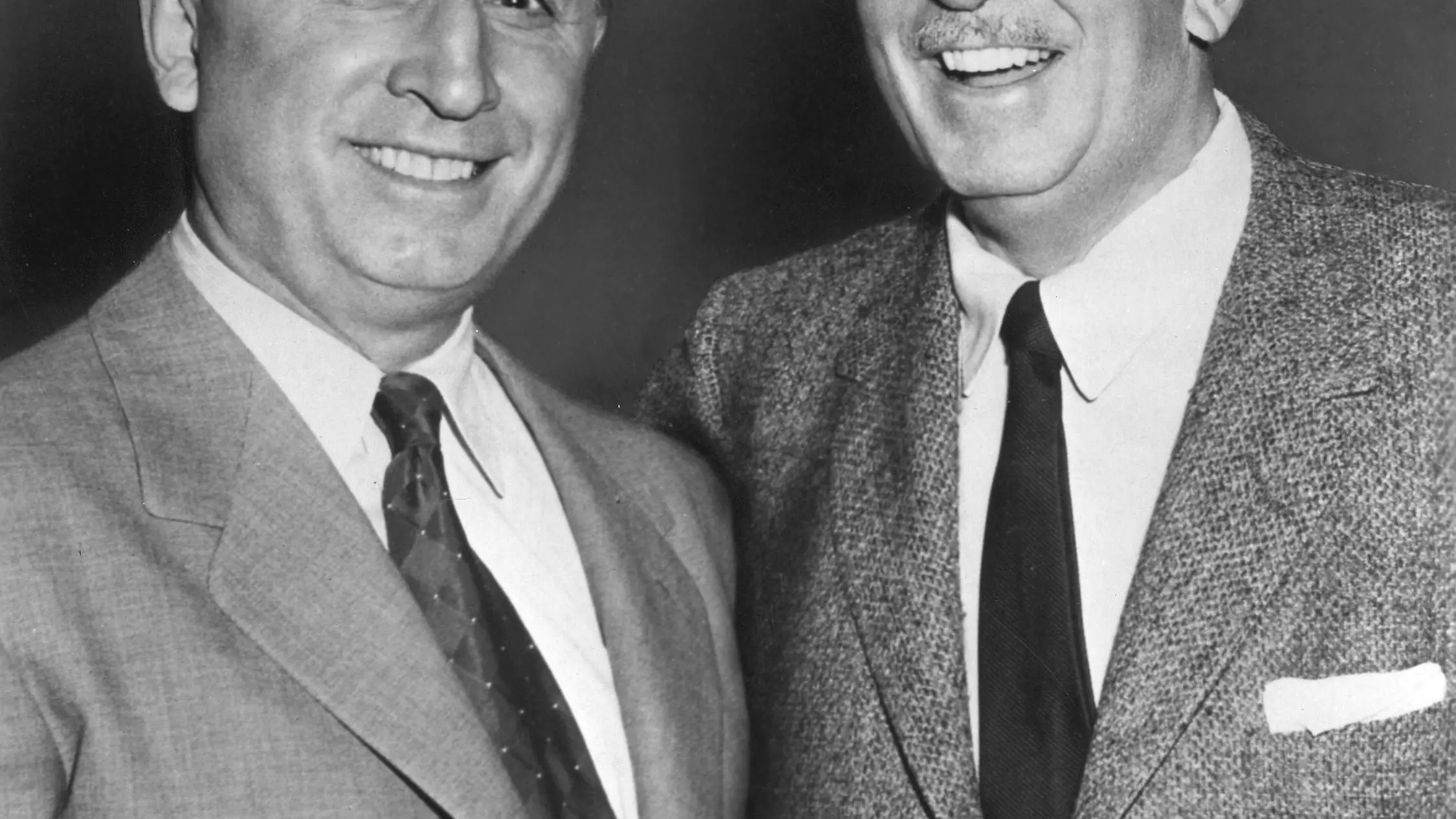 Roy Disney junto a Walt Disney Roy Disney junto a Walt Disney