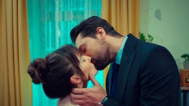 Alihan va a ver a Zeynep...¡Y terminan dándose un apasionado beso!