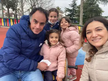 Alejandra, abrazada por su padre, es una niña que padece Síndrome de Rett. Alejandra, abrazada por su padre, es una niña que padece Síndrome de Rett.