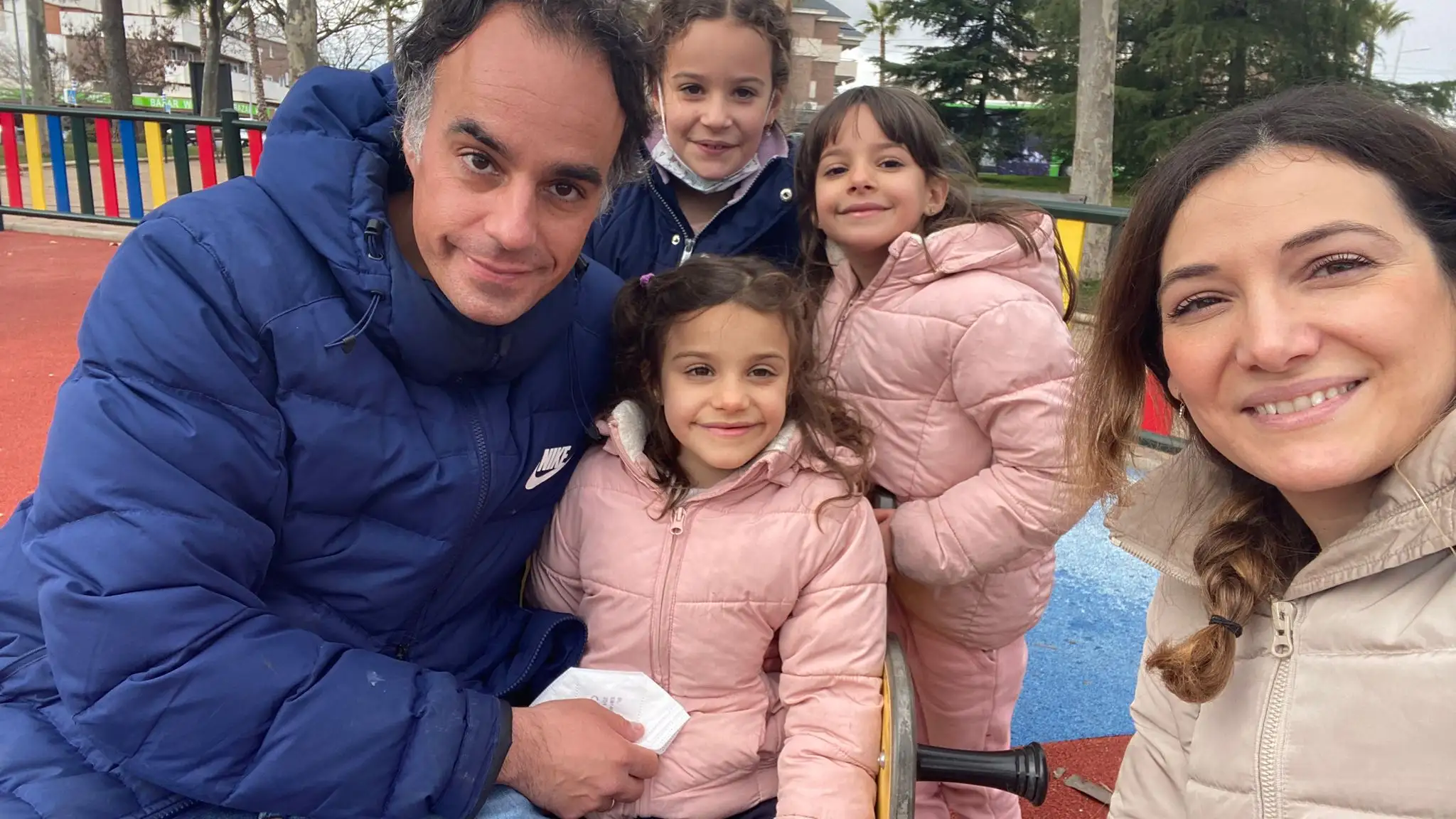 Alejandra, abrazada por su padre, es una ni&ntilde;a que padece S&iacute;ndrome de Rett.