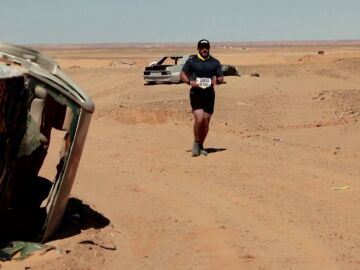 Un corredor en pleno Maratón del Sáhara 2023