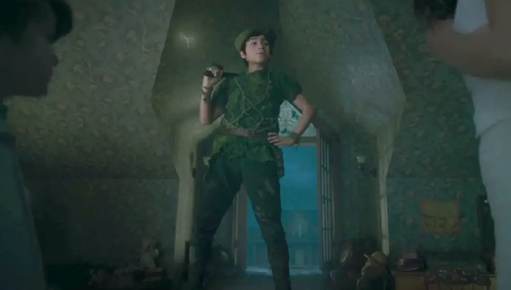 Alexander Molony como Peter Pan
