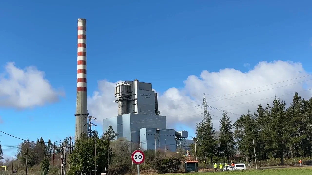 VÍDEO: Así ha sido la espectacular demolición de la chimenea de la central térmica de Meirama VÍDEO: Así ha sido la espectacular demolición de la chimenea de la central térmica de Meirama