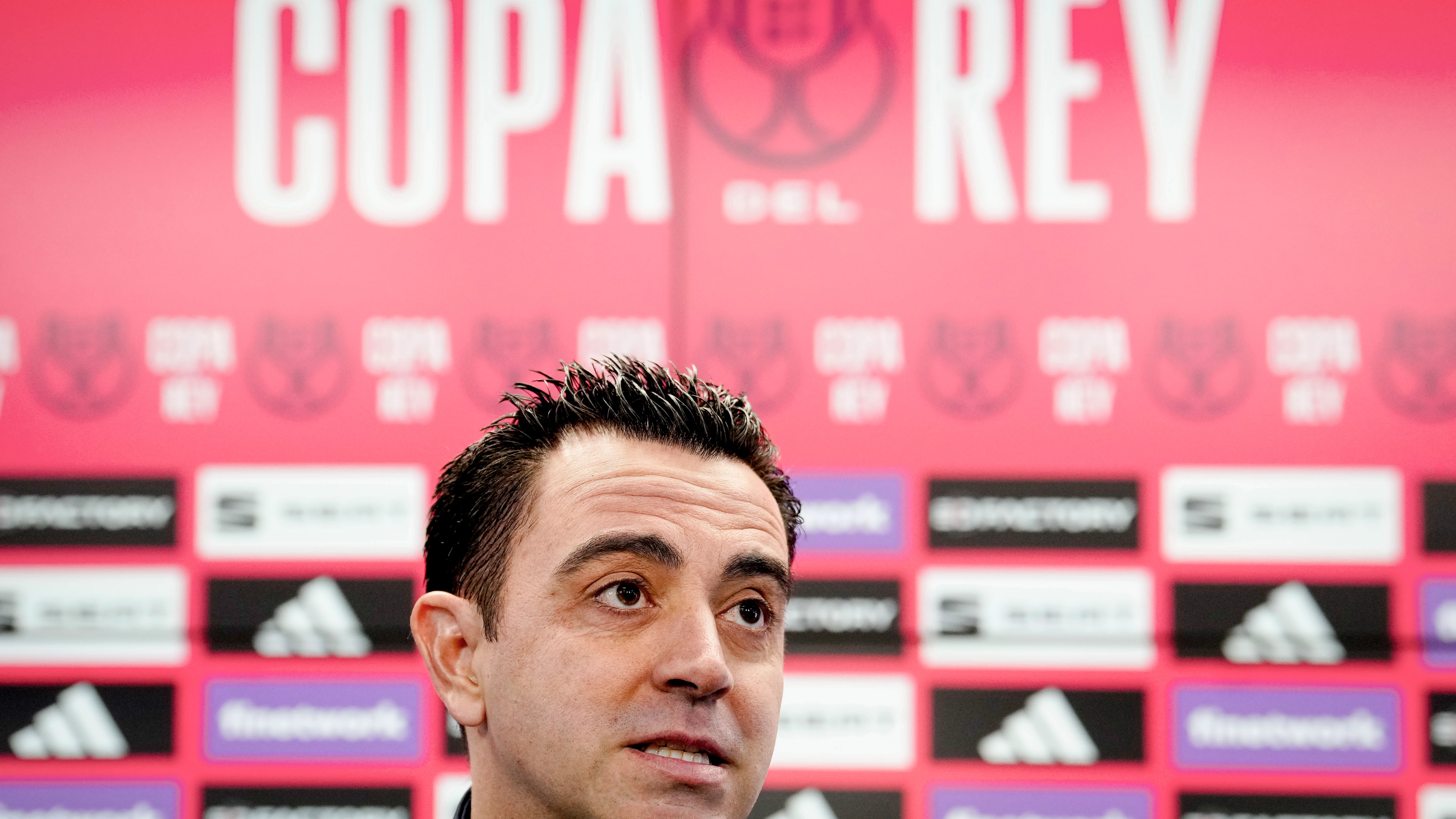Xavi responde a los periodistas en la rueda de prensa Xavi responde a los periodistas en la rueda de prensa