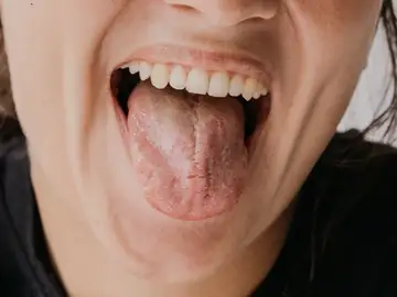 Joven sacando la lengua Joven sacando la lengua
