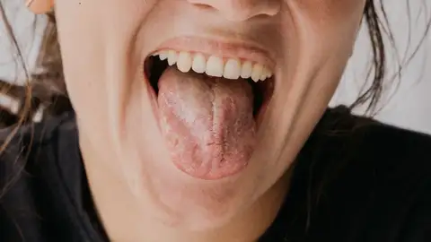 Joven sacando la lengua Joven sacando la lengua