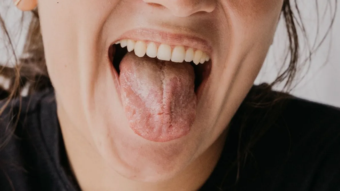 Joven sacando la lengua Joven sacando la lengua