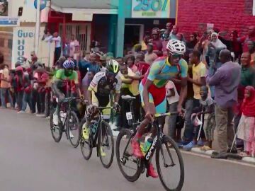 Increíble afición por el ciclismo en Ruanda 