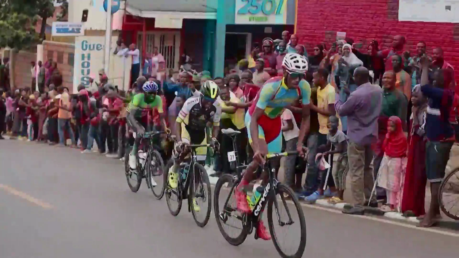 Incre&iacute;ble afici&oacute;n por el ciclismo en Ruanda 