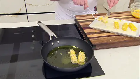 Añádelos a la sartén y fríelos (a tandas) hasta que se doren Añádelos a la sartén y fríelos (a tandas) hasta que se doren