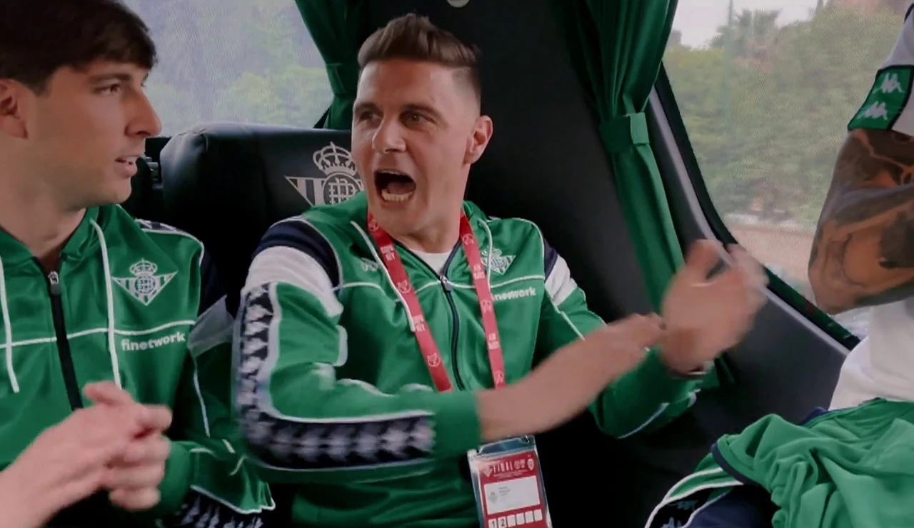 La locura vivida dentro del autobús del Betis a su llegada a la final de la Copa del Rey