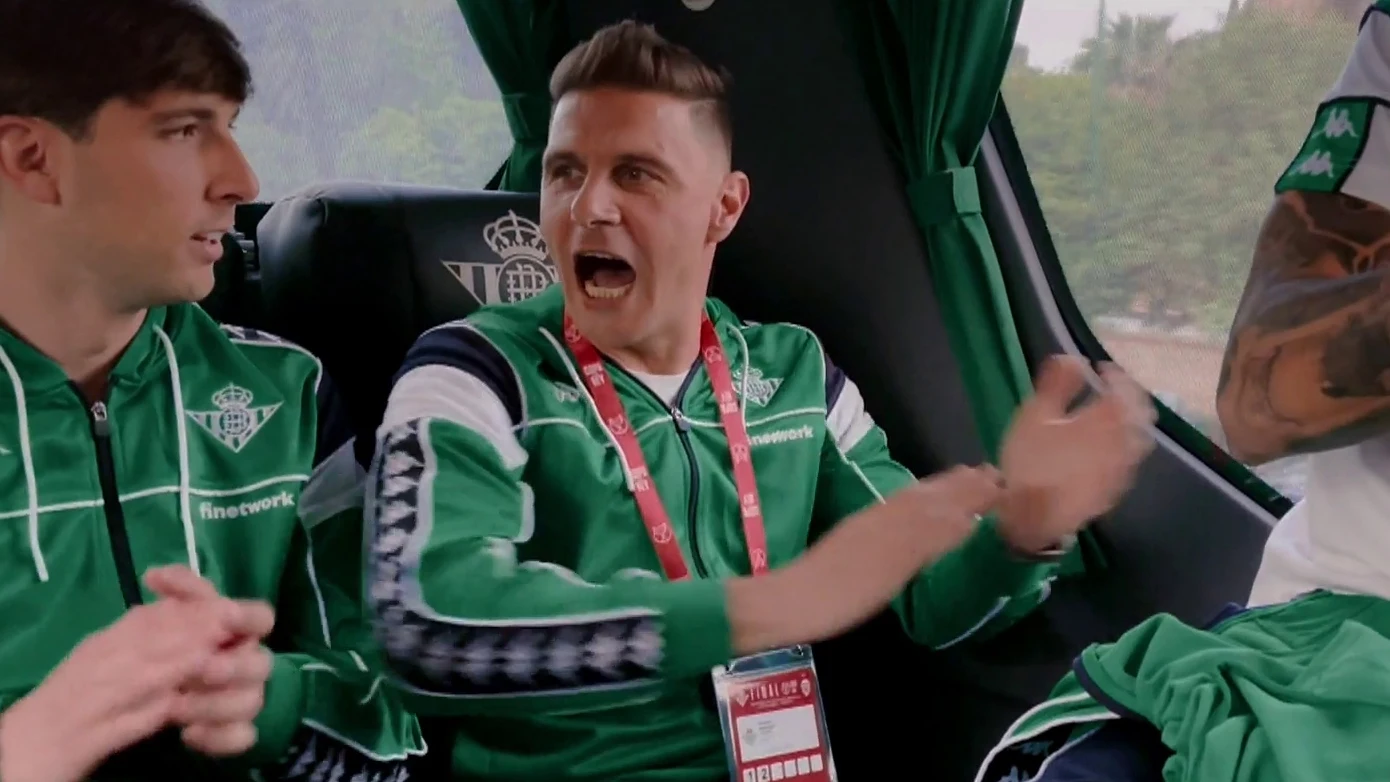 La locura vivida dentro del autob&uacute;s del Betis a su llegada a la final de la Copa del Rey