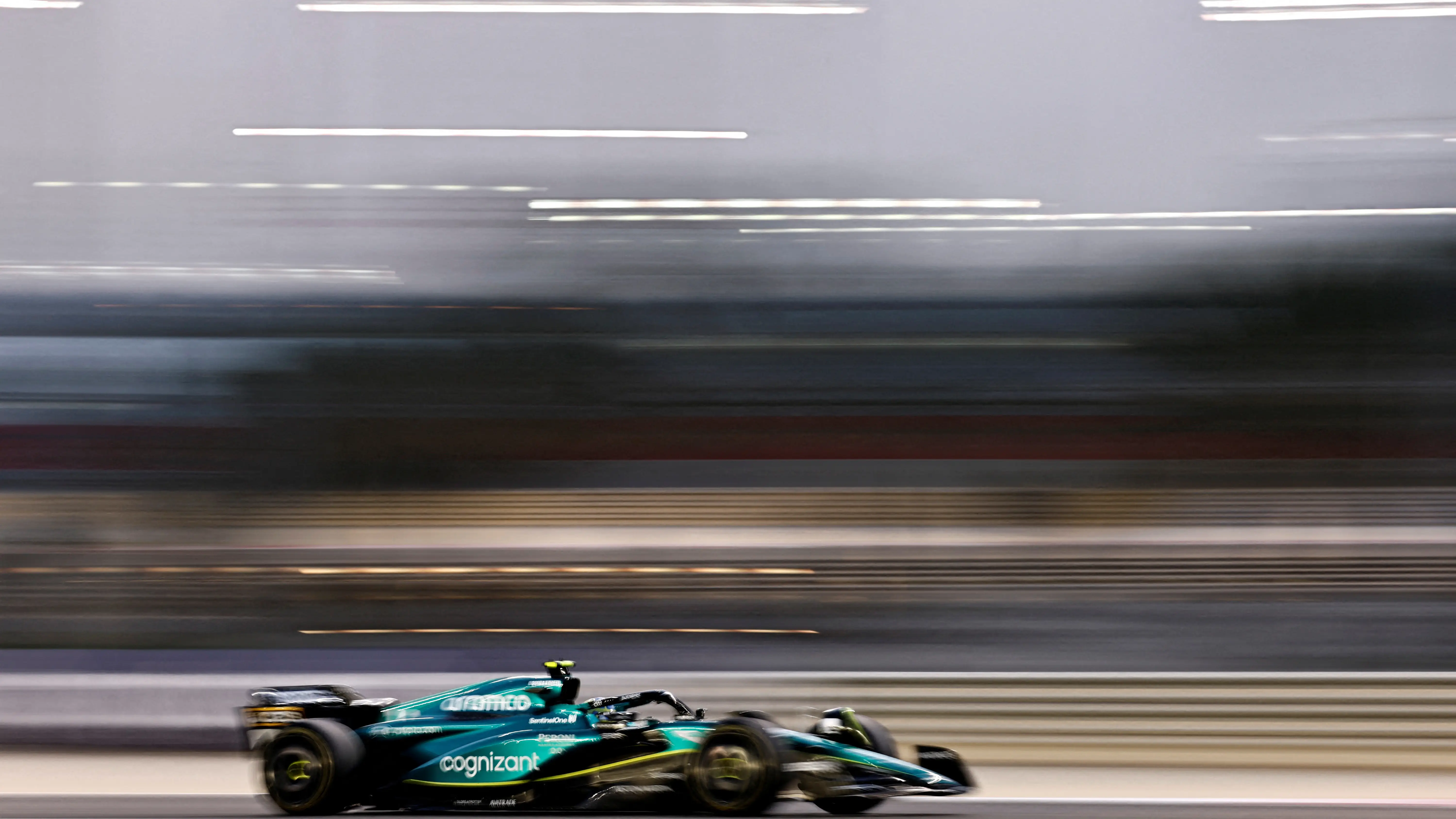 Fernando Alonso pilota el AMR23 en el circuito de Sakhir Fernando Alonso pilota el AMR23 en el circuito de Sakhir