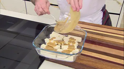 Vierte encima la mezcla anterior y úntalos bien Vierte encima la mezcla anterior y úntalos bien