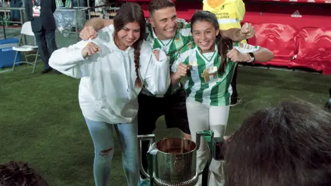 Así dedicó Joaquín la Copa del Rey a sus hijas: “Fue muy especial” Así dedicó Joaquín la Copa del Rey a sus hijas: “Fue muy especial”