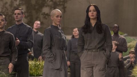Jena Malone y Jennifer Lawrence en 'Los juegos del hambre'