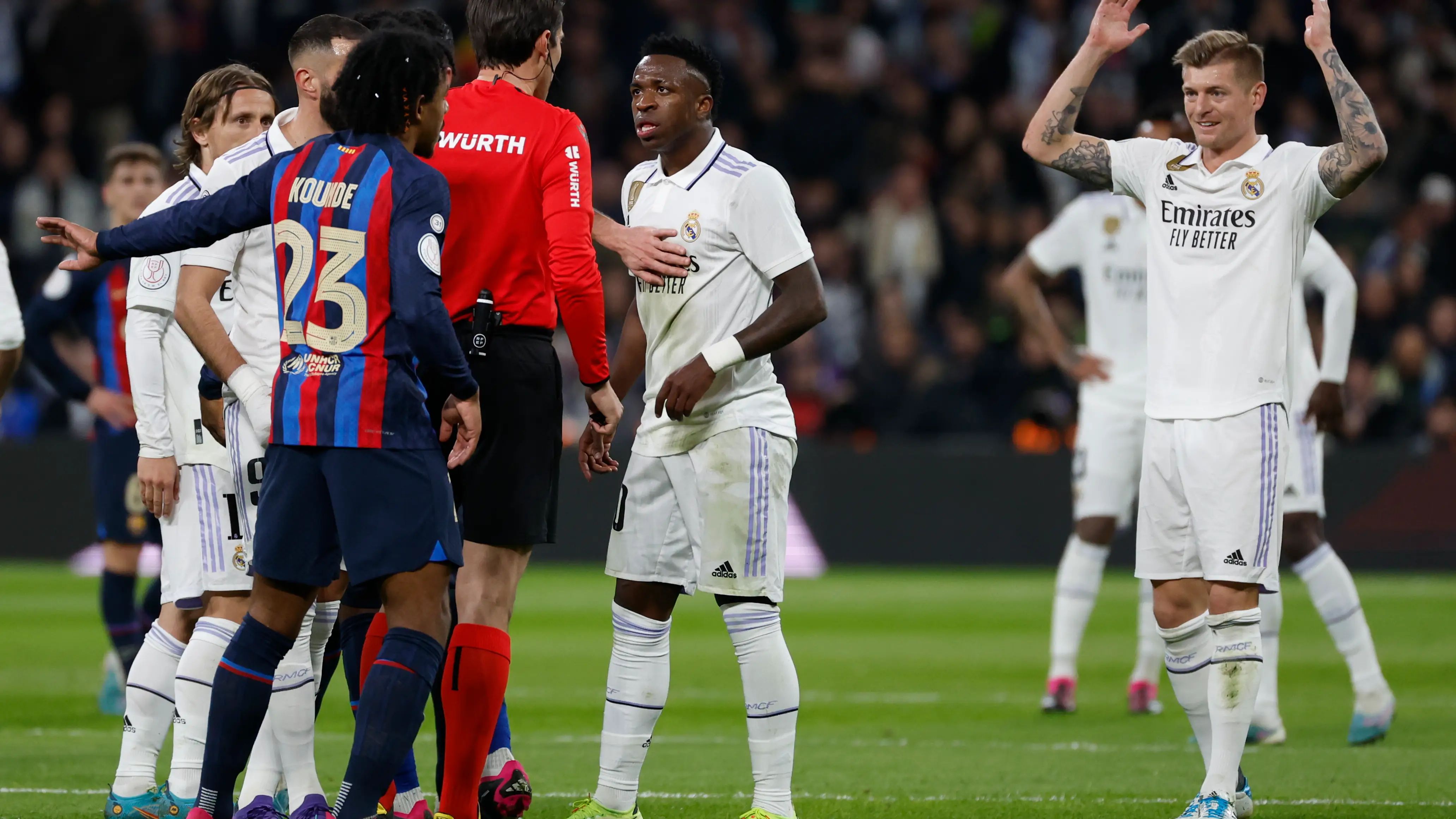 Vinicius se dirige a Munuera Montero durante el Clásico en el Bernabéu Vinicius se dirige a Munuera Montero durante el Clásico en el Bernabéu
