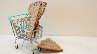 Los celiacos salen a las calles a protestar por los disparados precios de su cesta de la compra 