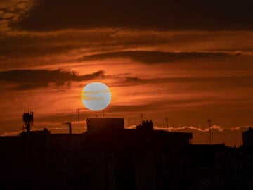 El sol se pone entre los edificios en Zaragoza