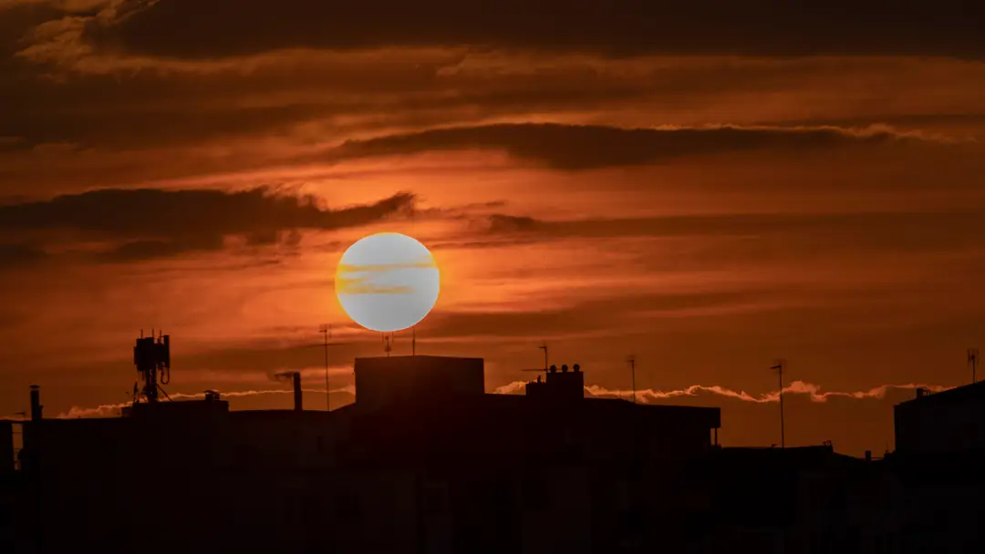 El sol se pone entre los edificios en Zaragoza