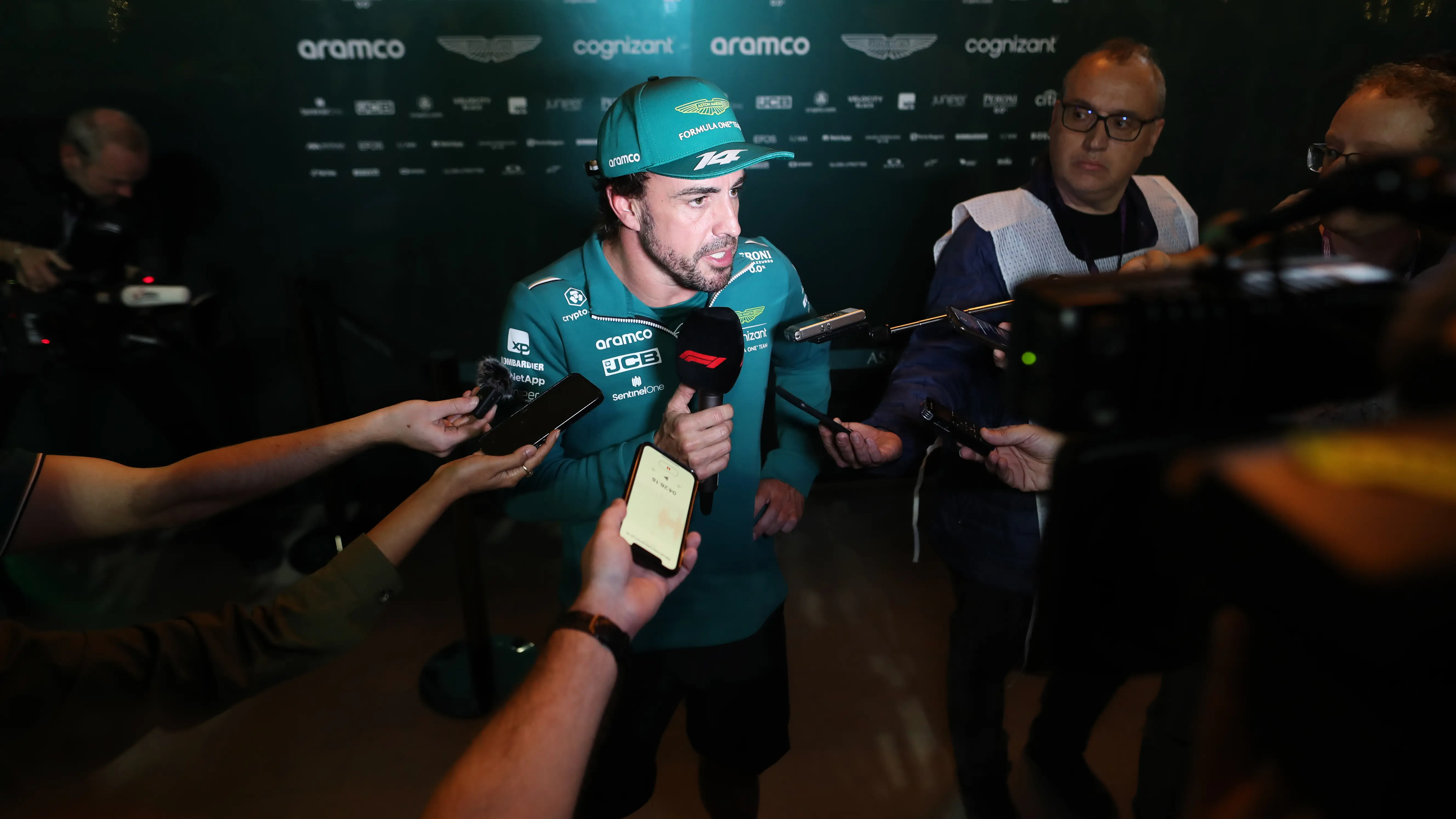 Fernando Alonso atiende a los medios en el circuito de Sakhir