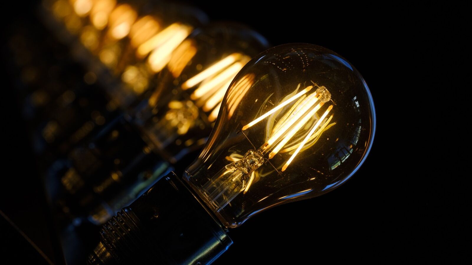 El precio de la luz se desploma un 50% y ya es uno de los más baratos del año