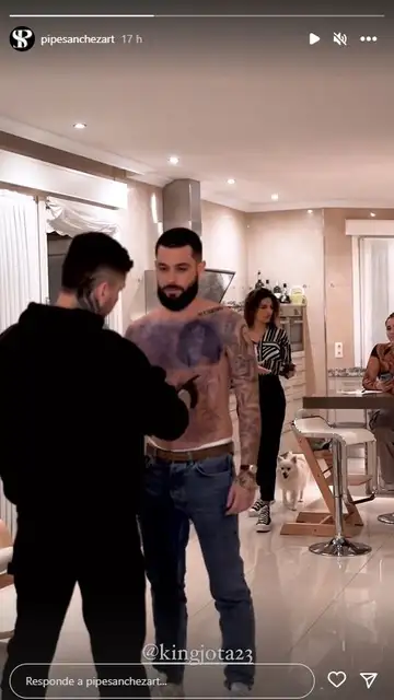 Jota Peleteiro se borra un tatuaje en la cocina de su casa Jota Peleteiro se borra un tatuaje en la cocina de su casa