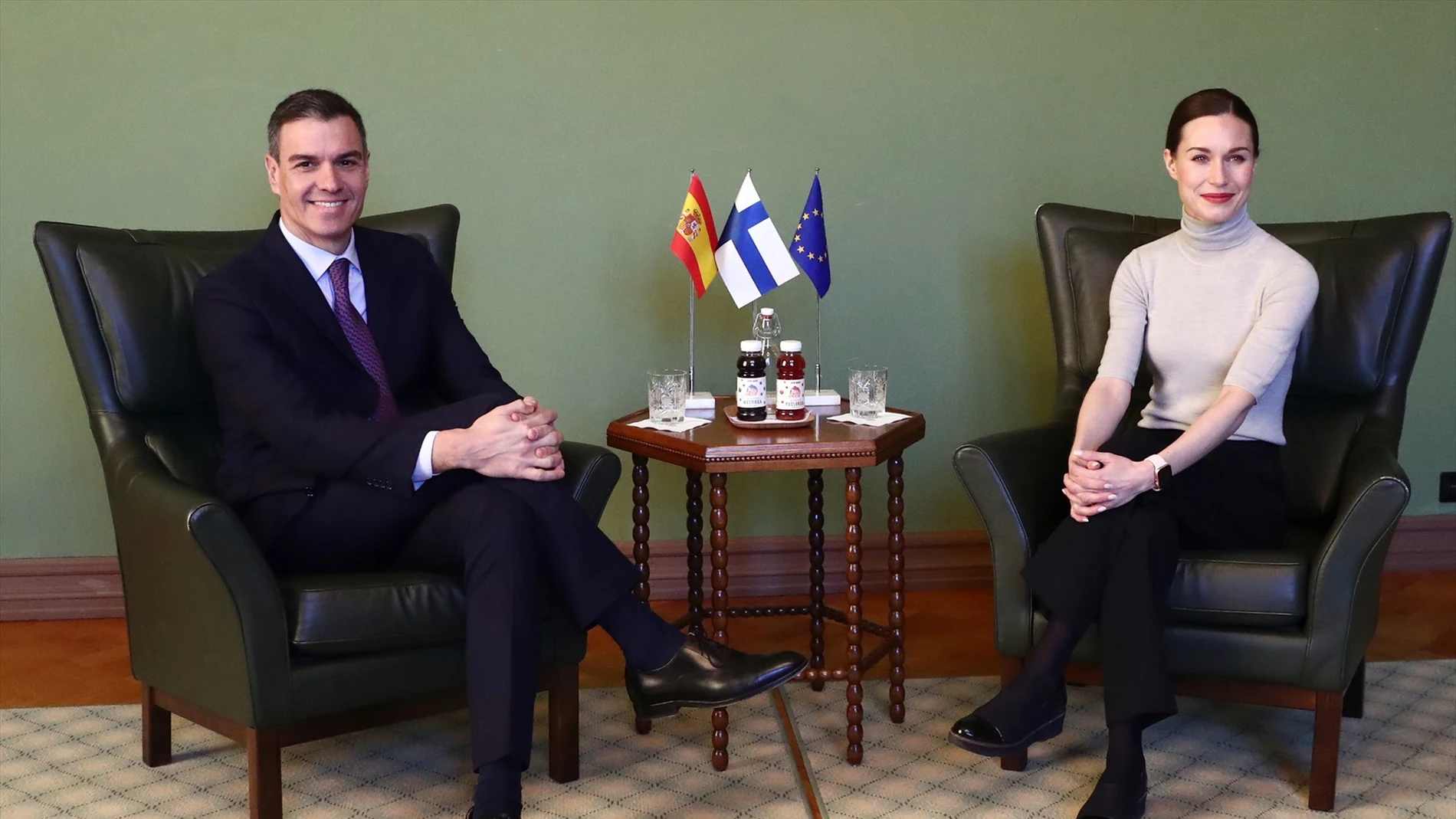 El presidente del Gobierno, Pedro Sánchez, y la primera ministra de Finlandia, Sanna Marin, reunidos en Helskinsi