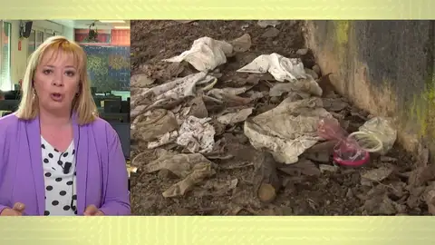 Preservativos usados en el patio de un colegio. Preservativos usados en el patio de un colegio.