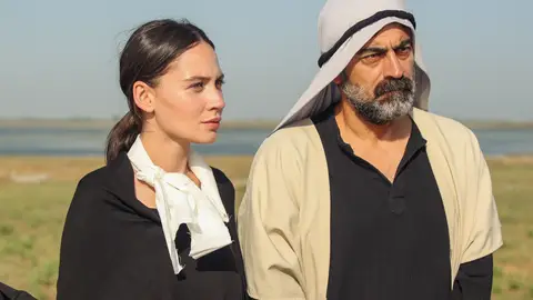 Züleyha les ofrece a los fugitivos dos opciones de ir a prisión... ¿Cuál elegirán? Züleyha les ofrece a los fugitivos dos opciones de ir a prisión... ¿Cuál elegirán?