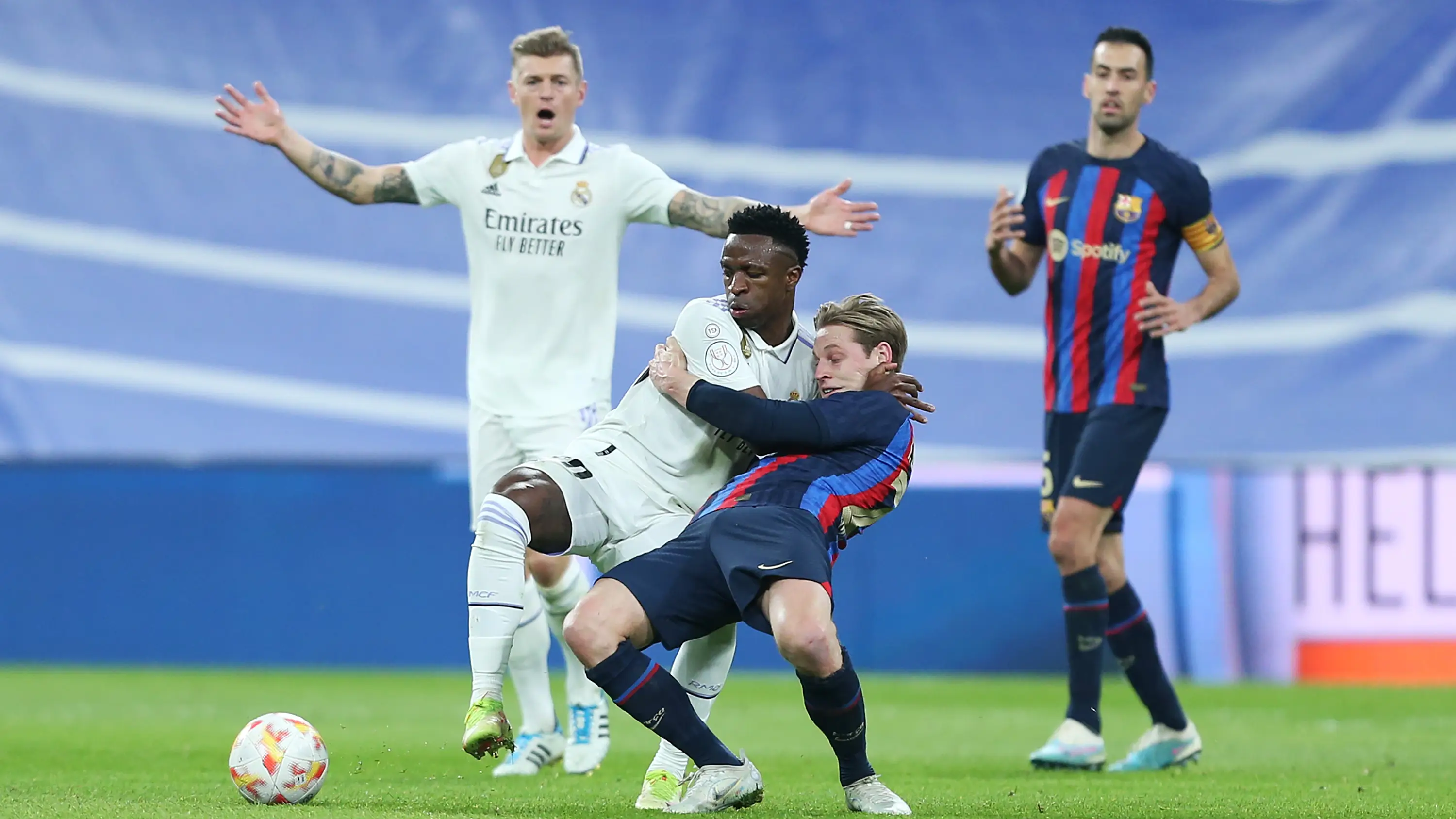 El enganch&oacute;n de Vin&iacute;cius y De Jong en El Cl&aacute;sico