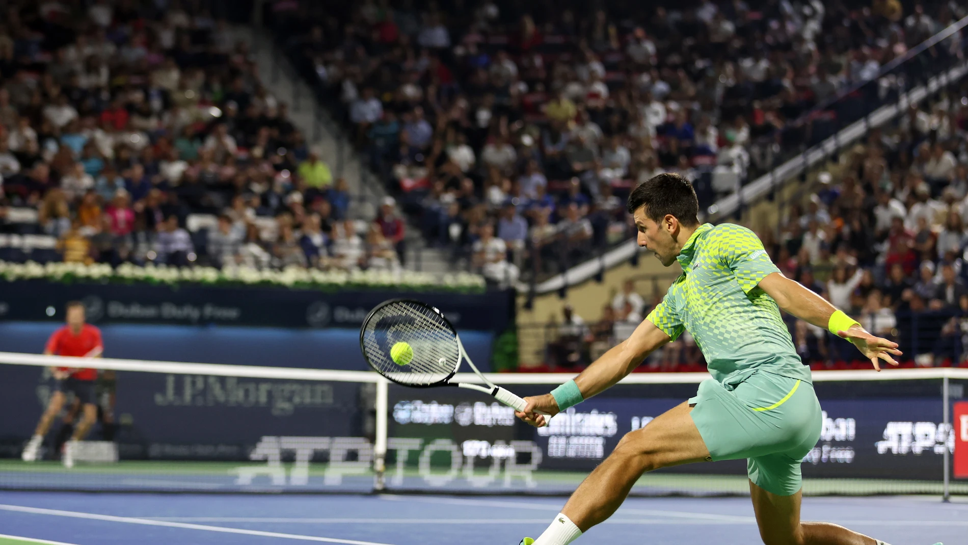 Novak Djokovic golpea un revés ante Daniil Medvédev