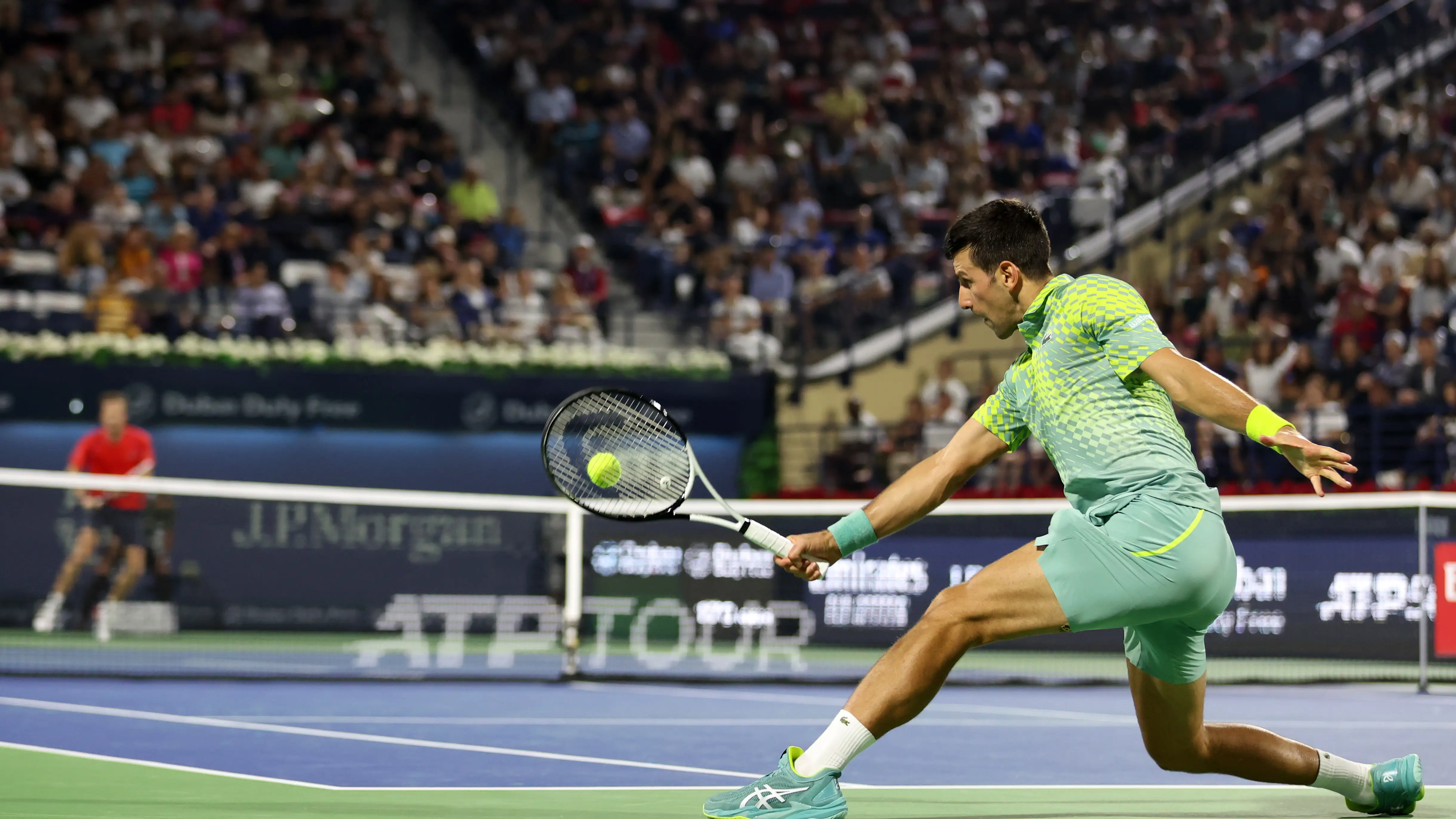 Novak Djokovic golpea un rev&eacute;s ante Daniil Medv&eacute;dev