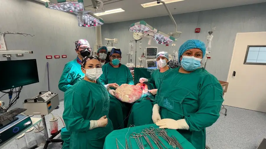 Imagen del tumor extirpado a la joven de 18 años Imagen del tumor extirpado a la joven de 18 años